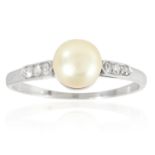 A NATURAL PEARL AND DIAMOND RING in yellow gold, set with a natural pearl of approximately 7.4mm