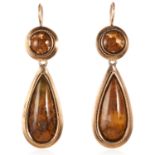 A PAIR OF ANTIQUE AGATE DROP EARRINGS in yellow gold, each designed with a pear shaped agate