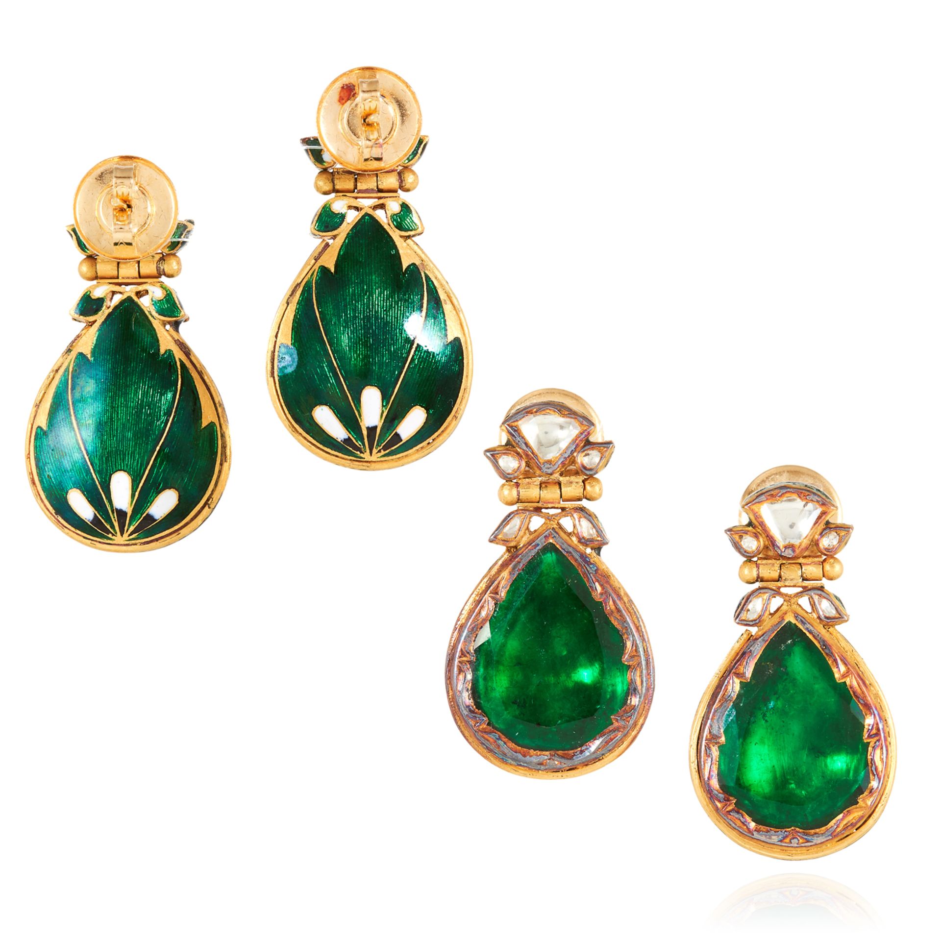 A PAIR OF INDIAN EMERALD, DIAMOND AND ENAMEL EARRINGS in high carat yellow gold, each set with a - Bild 2 aus 2