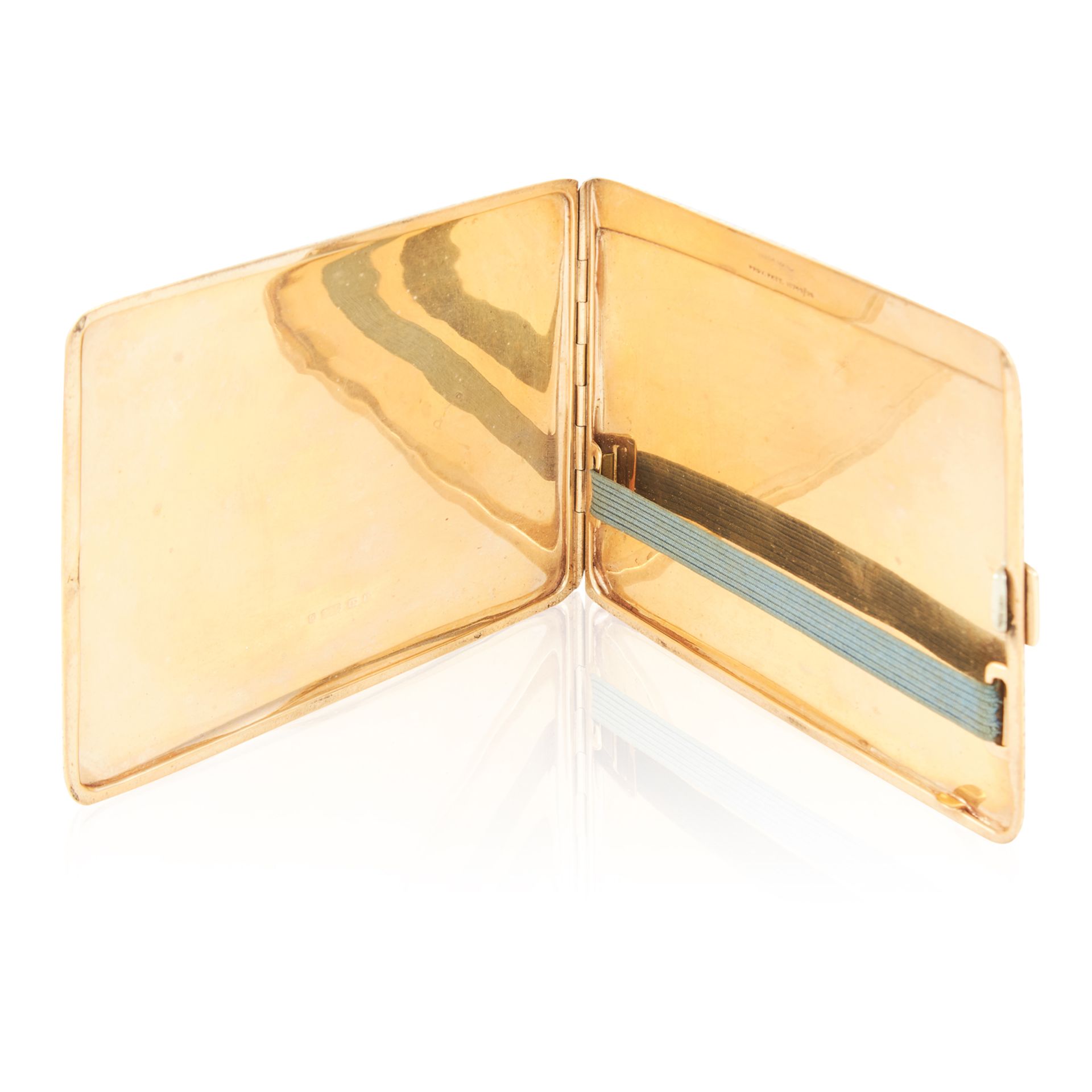 AN ANTIQUE GOLD CIGARETTE CASE, 1935 in 9ct yellow gold, the rounded rectangular body with engine - Bild 2 aus 2