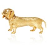 A DIAMOND SAUSAGE DOG BROOCH in 18ct yellow gold, depicting a dachshund with round cut diamond eyes,