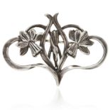 AN ART NOUVEAU BROOCH, EARLY 20TH CENTURY in silver, designed with intertwining daffodils, stamped
