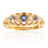 AN ANTIQUE SAPPHIRE AND DIAMOND FIVE STONE RING in yellow gold, set with three old cut sapphires and