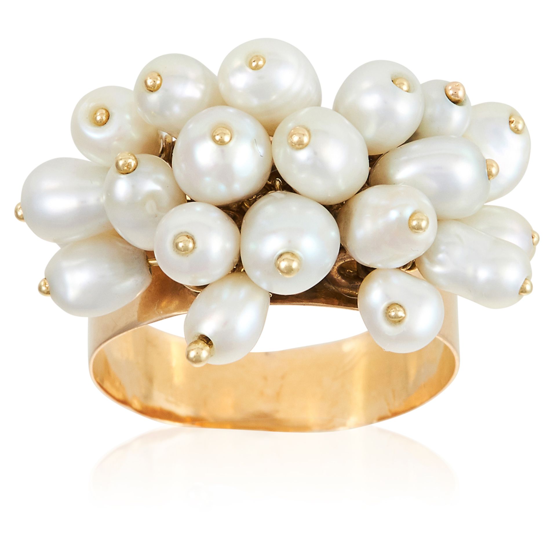 A PEARL RING in 18ct yellow gold, jewelled with articulated pearl tassels, stamped 750, size O /