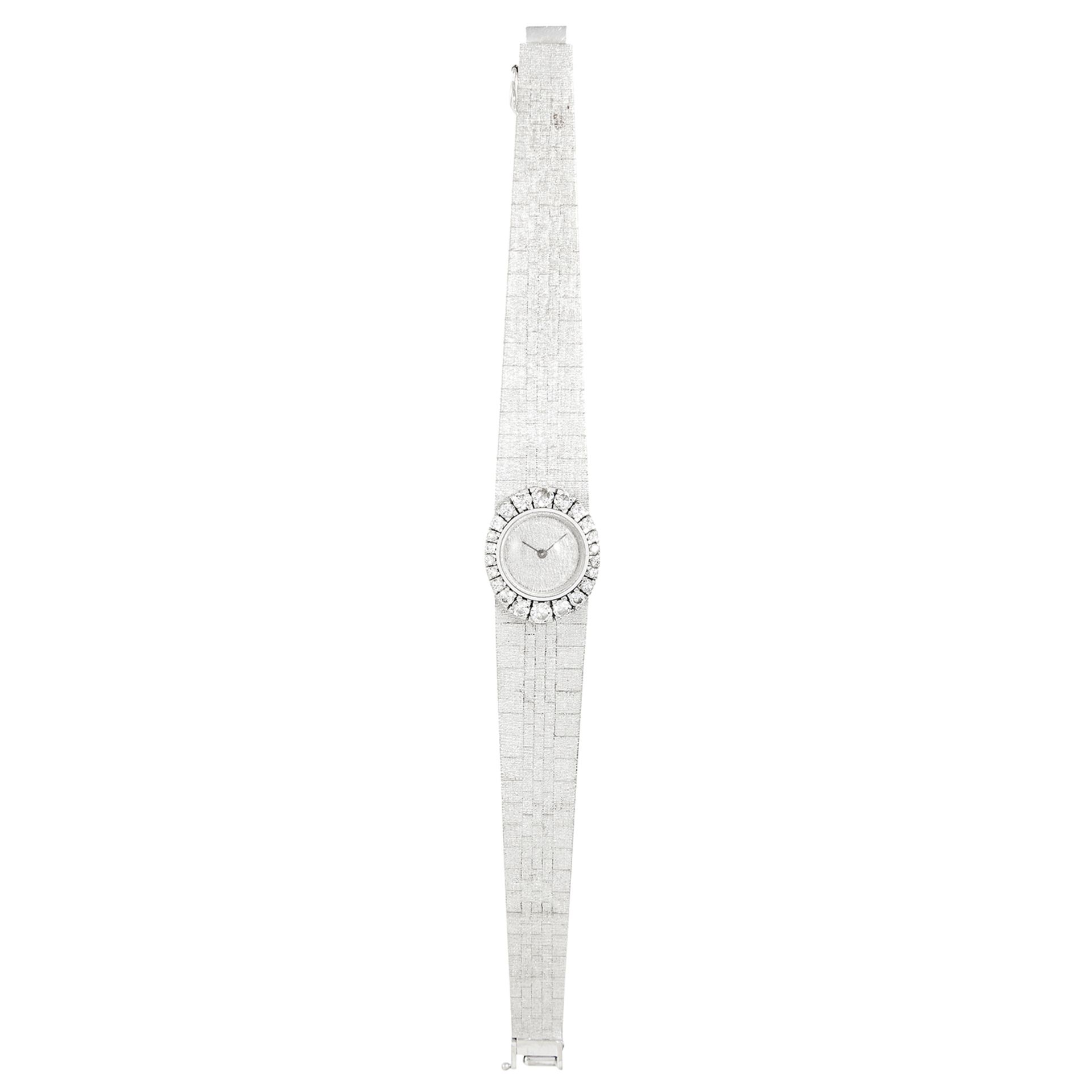 A DIAMOND LADIES WRISTWATCH in 18ct white gold, set with round cut diamonds around the dial