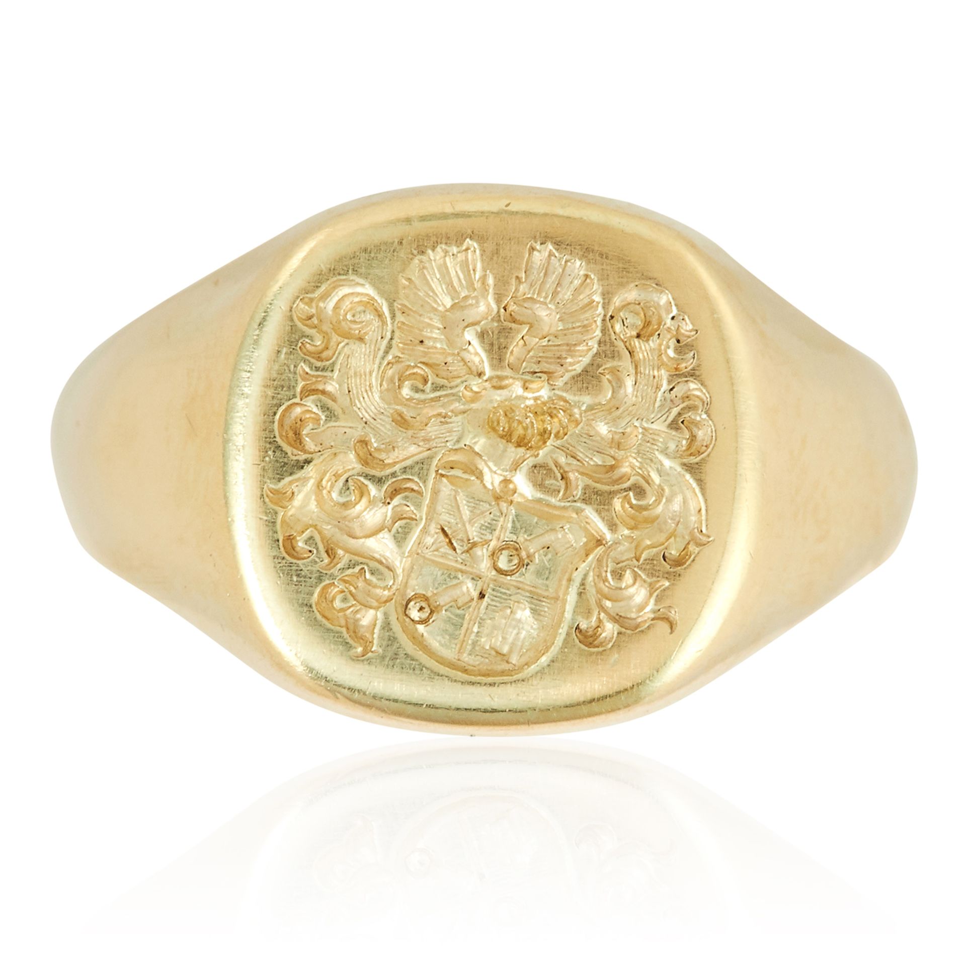 AN ANTIQUE SIGNET RING, CIRCA 1863 in high carat yellow gold, depicting a rat, size P / 7, 15.4g.