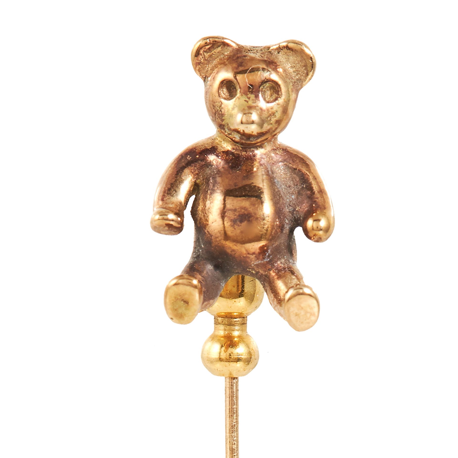 AN ANTIQUE TEDDY BEAR TIE / STICK PIN in yellow gold, the pin surmounted by a gold bear, - Bild 2 aus 2