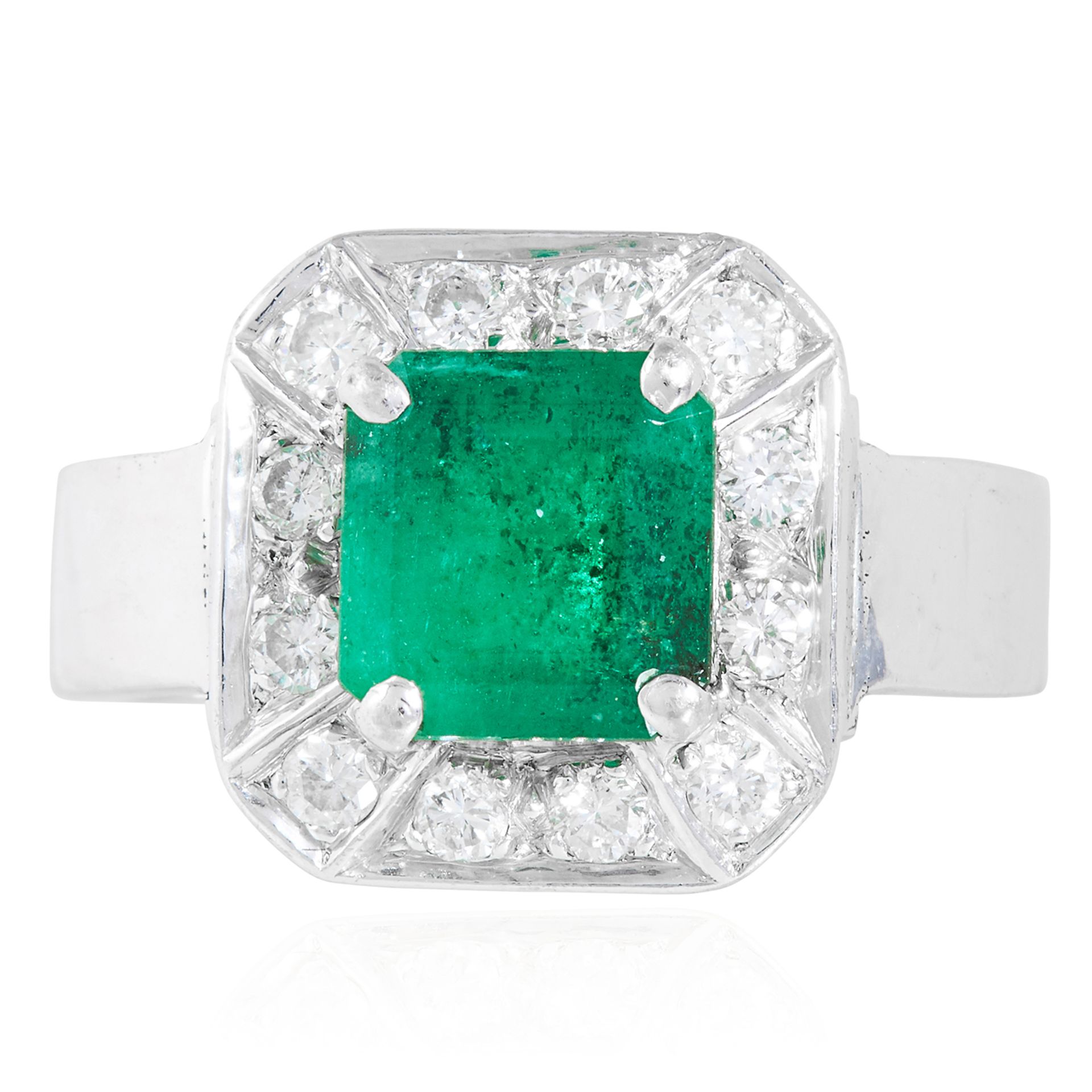AN EMERALD AND DIAMOND RING in white gold, set with an emerald cut emerald of 2.57 carats within a