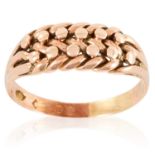 A GOLD KEEPER RING in yellow gold, in intertwined rope design, marked indistinctly, size Q / 8, 3.