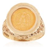 A GOLD MEXICAN PESO COIN RING in yellow gold, set with a Mexican peso coin, stamped 375, size T /