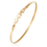 A GOLD BANGLE in yellow gold, comprising of a bangle with the word 'Mum', British hallmarks, 6cm