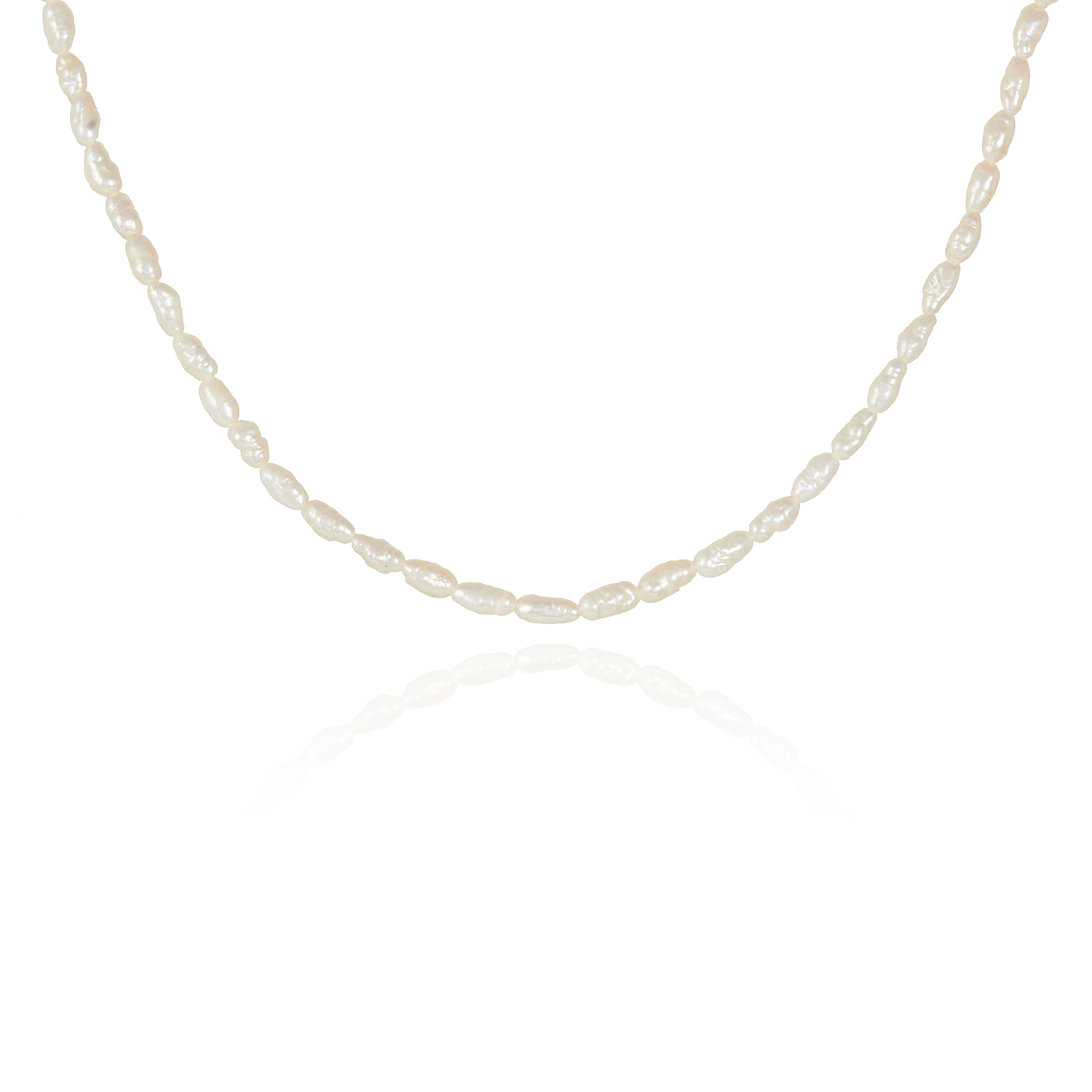 A PEARL NECKLACE in yellow gold, comprising of a single strand of seventy pearl beads, stamped