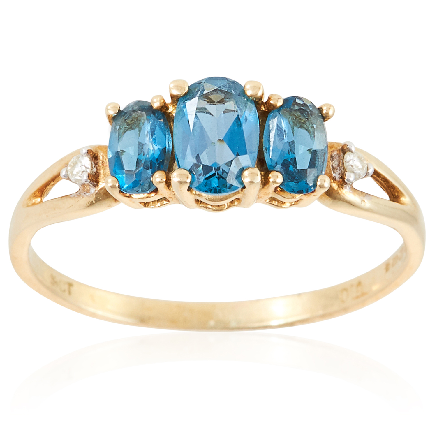 A TOPAZ AND DIAMOND RING in yellow gold, set with three oval cut topaz and two round cut diamonds,