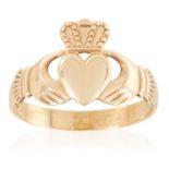 A GOLD CLADDAGH RING in yellow gold, depicting Claddagh motif, stamped 375, size Q / 8, 1.9g.