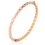 A GOLD BANGLE in yellow gold, in twisted gold motif, unmarked, 5.5cm inner diameter, 5.5g.