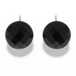 A PAIR OF ONYX EARRINGS in white metal, set with faceted onyx, unmarked, 1.71g.