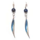 A PAIR OF HARD STONE EARRINGS in white metal, each set with a blue hard stone ball and a silver