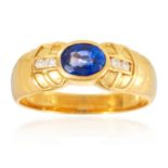 A SAPPHIRE AND DIAMOND DRESS RING in 18ct yellow gold, set with an oval cut Ceylon sapphire and four