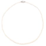 PEARL AND DIAMOND BEAD NECKLACE in yellow gold, set with a single strand of pearls ranging from 2.