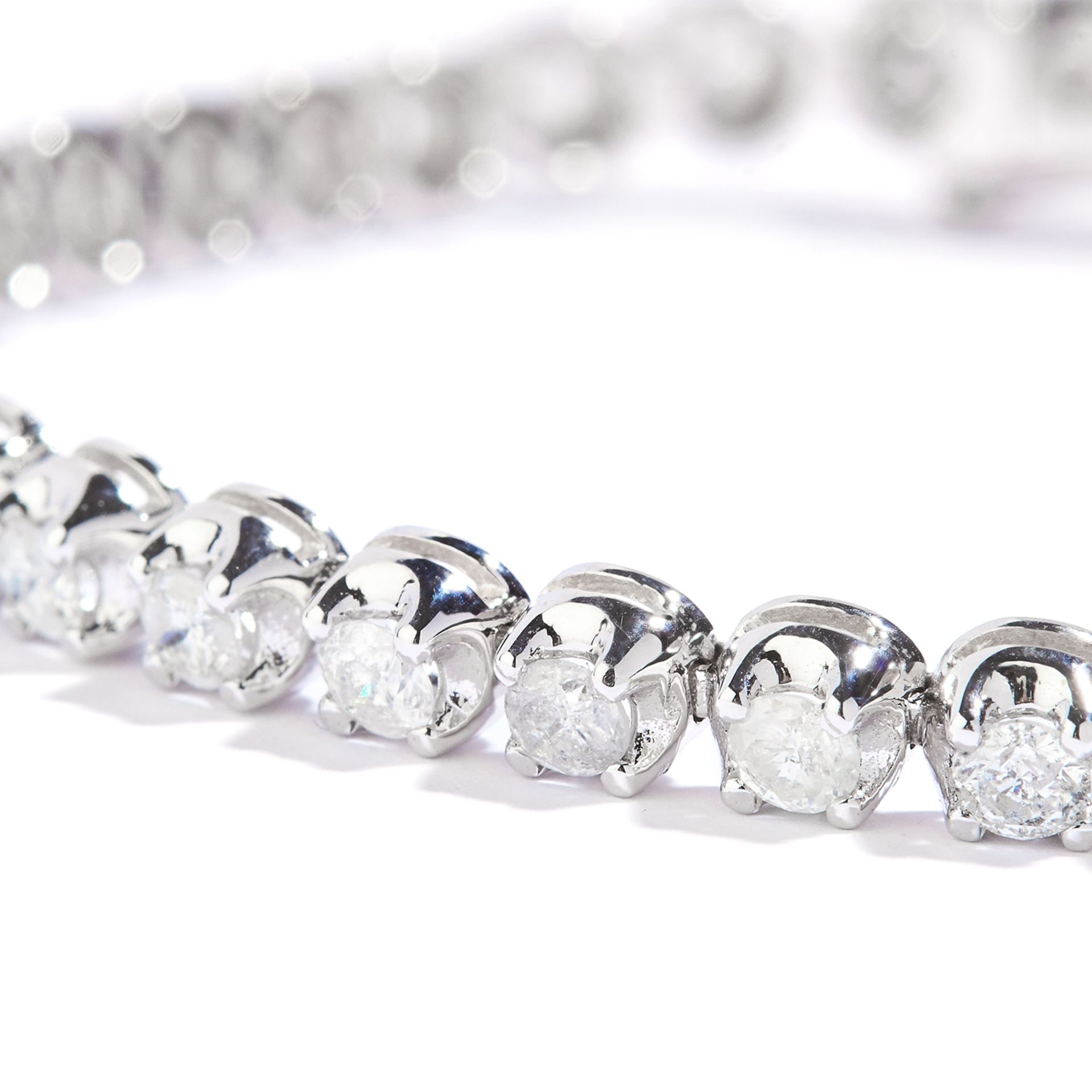 3.25 CARAT DIAMOND LINE BRACELET in 18ct white gold, set with round cut diamonds totalling - Bild 2 aus 2