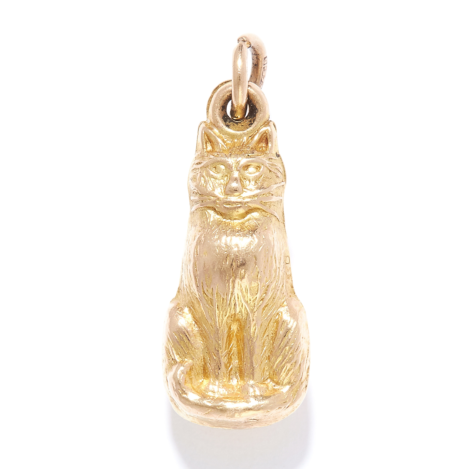 A CAT CHARM / PENDANT in yellow gold, designed as a cat, British hallmarks, 2.0cm, 0.8g.