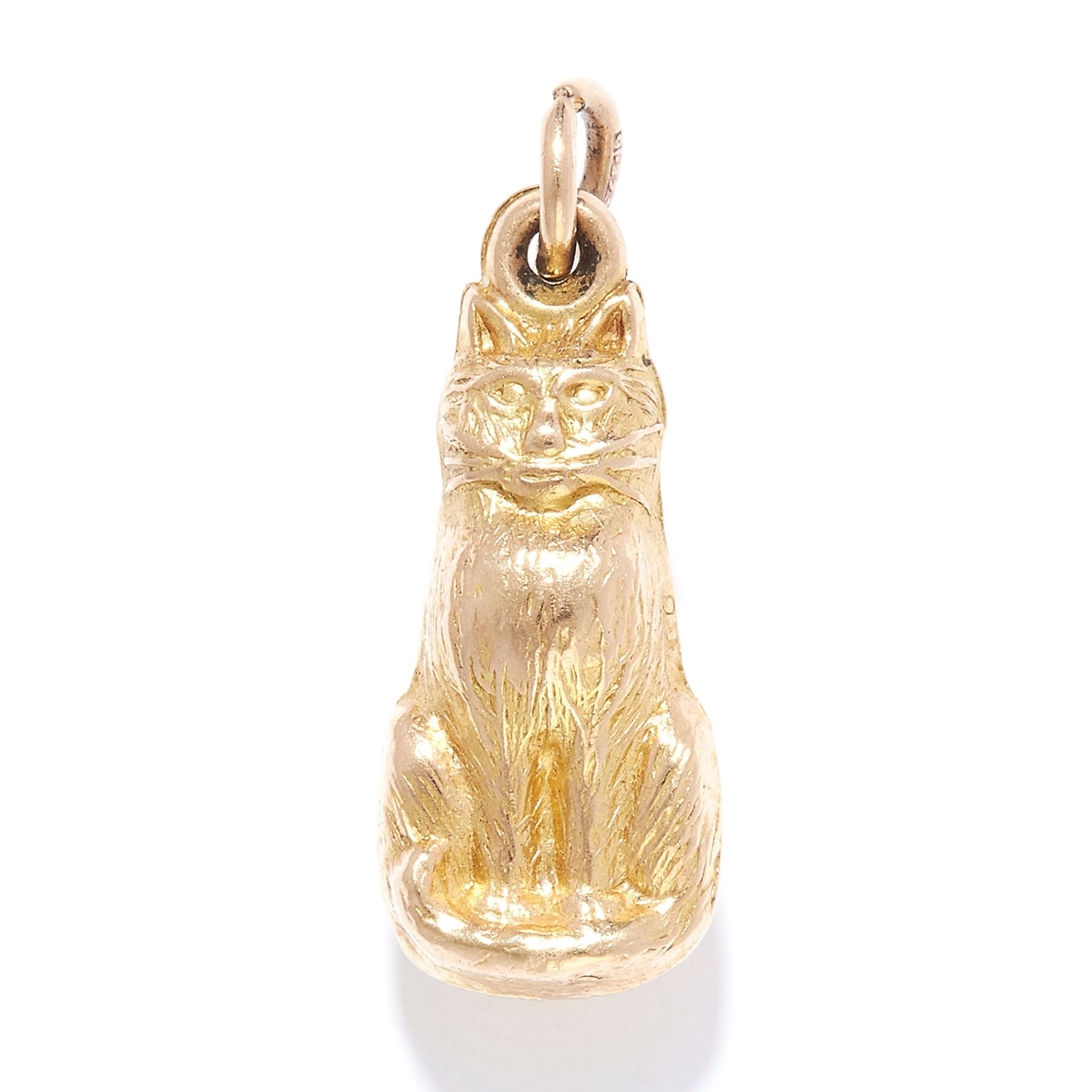 A CAT CHARM / PENDANT in yellow gold, designed as a cat, British hallmarks, 2.0cm, 0.8g.