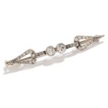 ANTIQUE DIAMOND BROOCH in high carat yellow gold and platinum, bar design with arrow head ends,