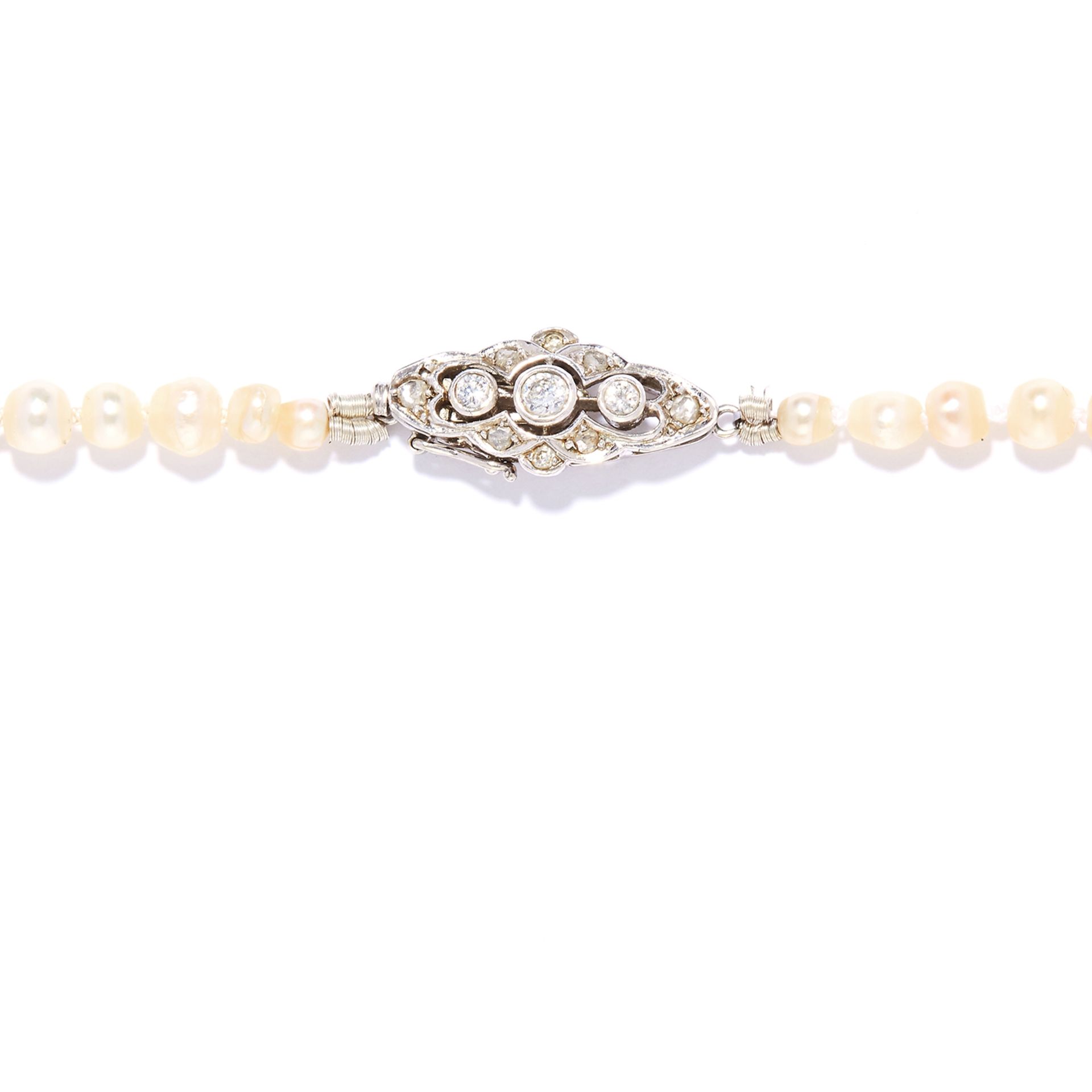 ANTIQUE NATURAL PEARL AND DIAMOND NECKLACE in platinum or white gold, comprising a single row of - Bild 2 aus 2