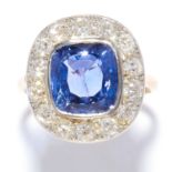 4.65 CARAT NO HEAT SAPPHIRE AND DIAMOND CLUSTER RING in yellow gold, set with a 4.65 carat cushion