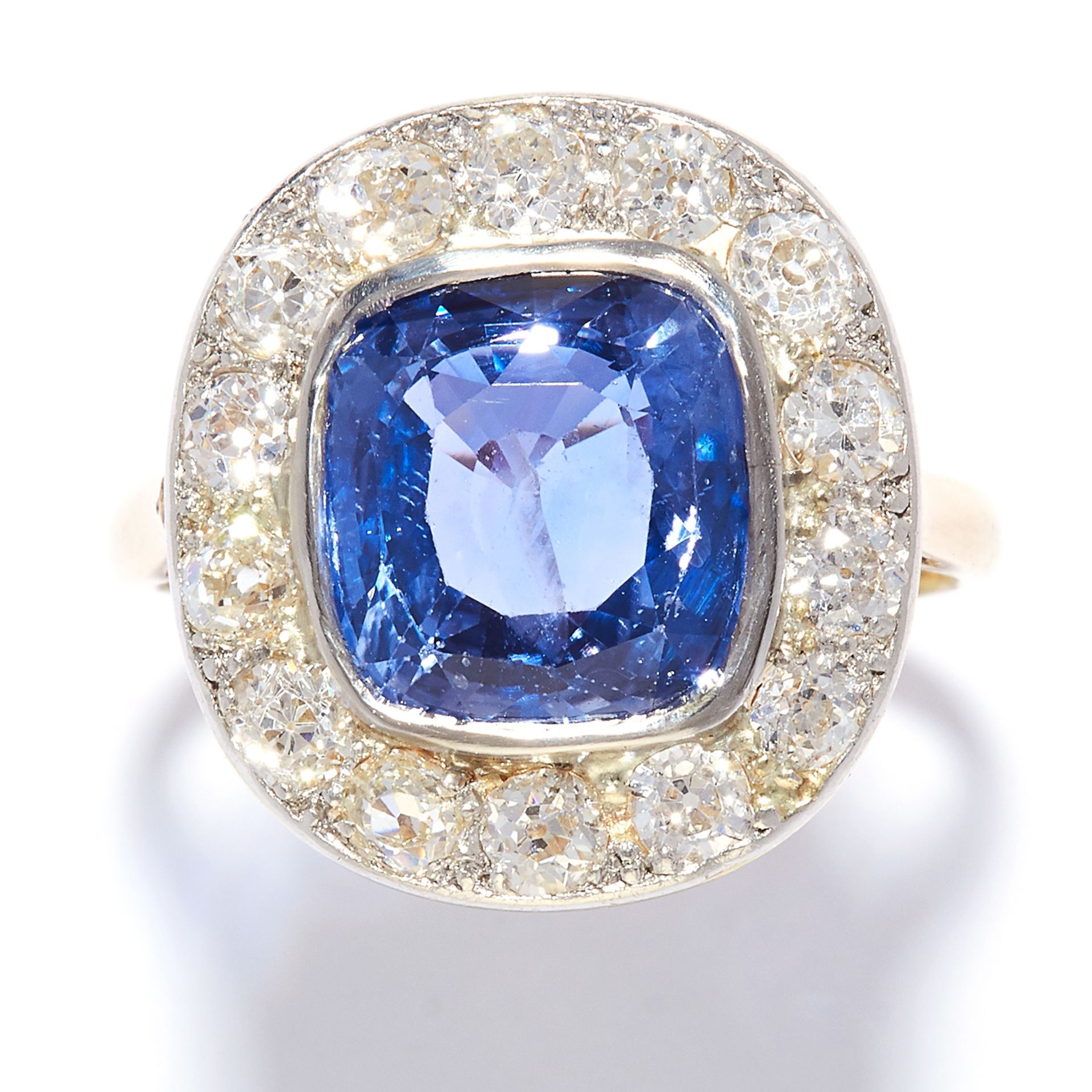 4.65 CARAT NO HEAT SAPPHIRE AND DIAMOND CLUSTER RING in yellow gold, set with a 4.65 carat cushion