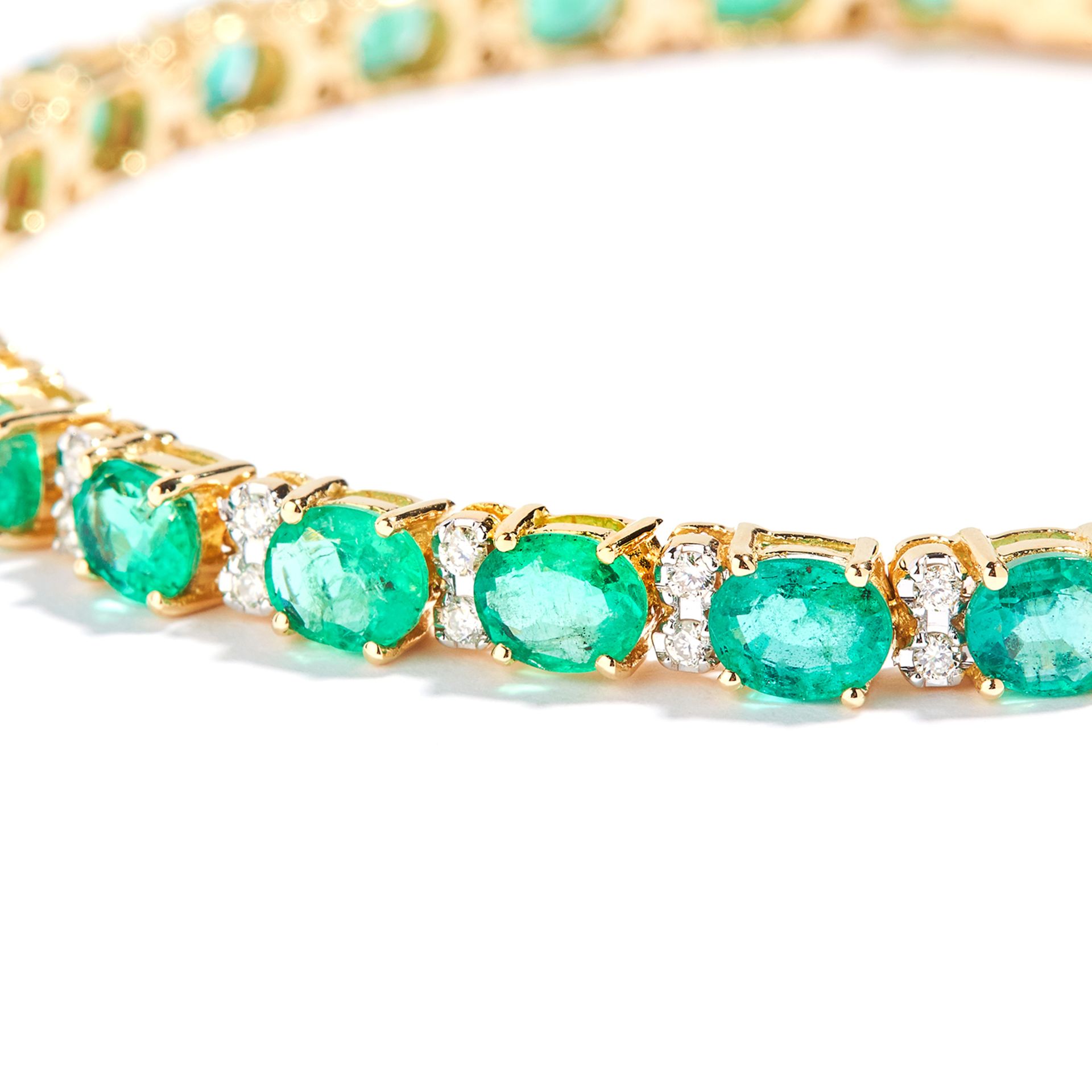 EMERALD AND DIAMOND LINE BRACELET in 18ct yellow gold, set with oval cut emeralds totalling - Bild 2 aus 2