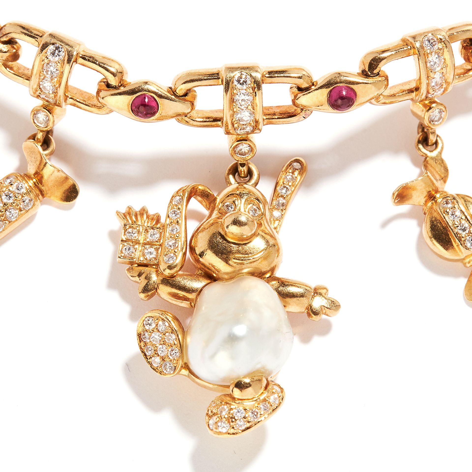 PEARL, RUBY AND DIAMOND CHARM BRACELET in 18ct yellow gold, the fancy link bracelet suspending - Bild 2 aus 2