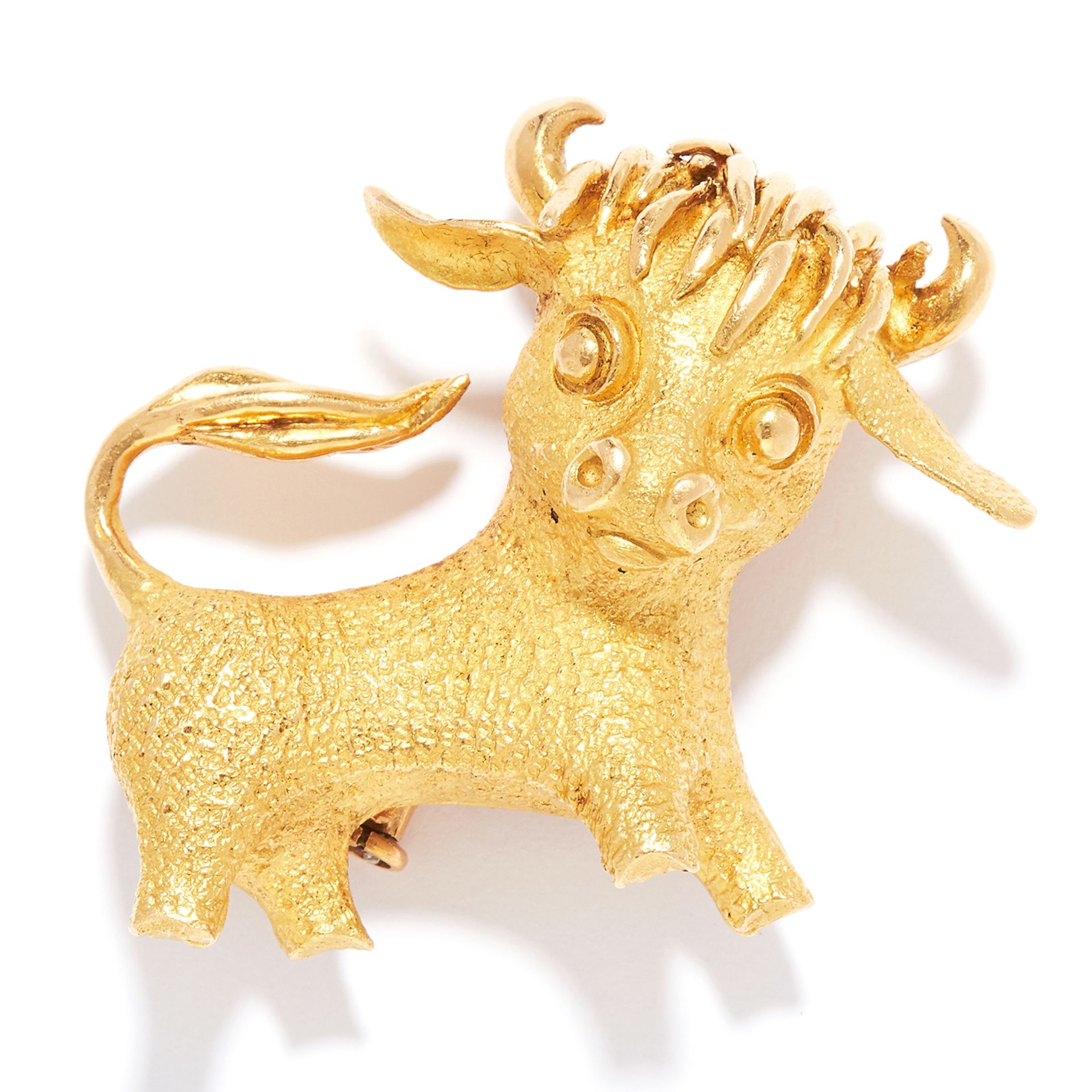 BULL BROOCH, GEORGES LENFANT CIRCA 1970 in 18ct yellow gold, designed as a bull, relieved comically,