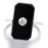 ANTIQUE ONYX AND DIAMOND RING in 18ct white gold, comprising of a polished onyx set with a round cut