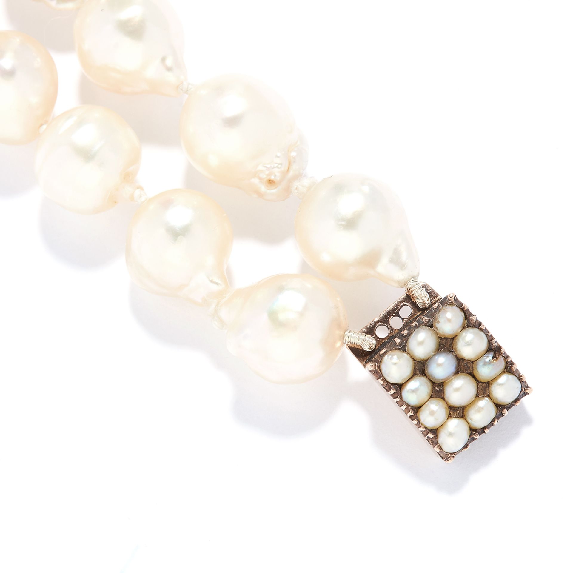 ANTIQUE TWO STRAND PEARL BEAD BRACELET in yellow gold, comprising of two rows of baroque pearls on a - Bild 2 aus 2