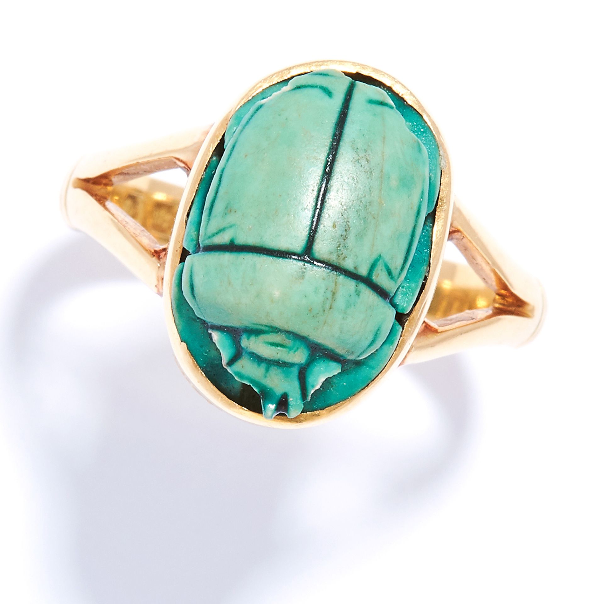 A CARVED SCARAB HARD STONE RING in 18ct yellow gold, set with a carved hard stone depicting a scarab
