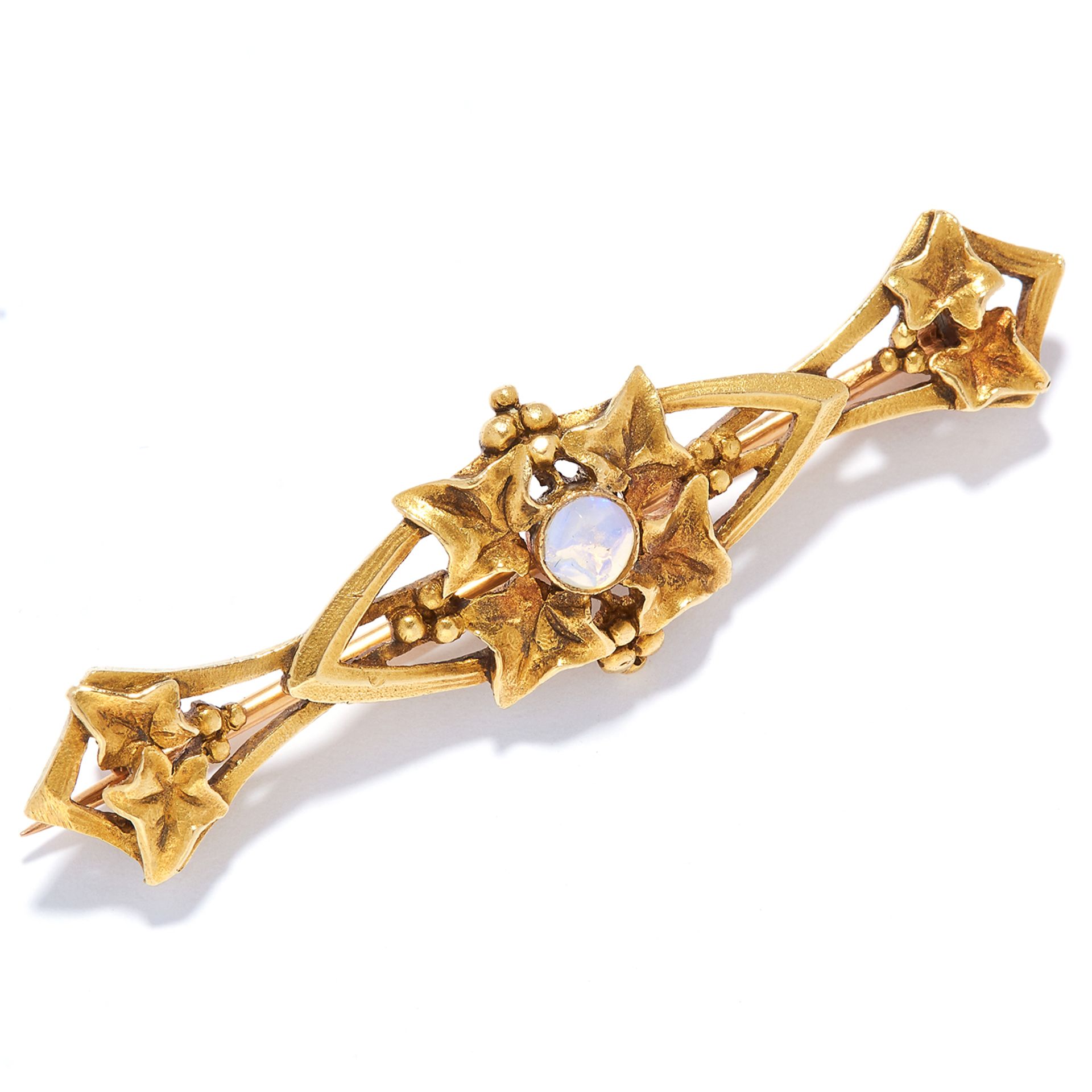 AN OPAL BAR BROOCH, FRENCH in high carat yellow gold, in Art Nouveau design set with a cabochon - Bild 2 aus 2