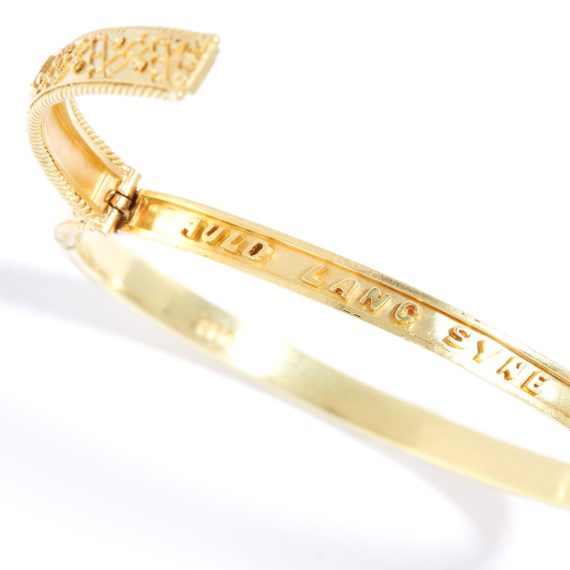 ANTIQUE DIAMOND BANGLE in yellow gold, set with a round cut diamond in gold filigree design, opening - Bild 2 aus 2