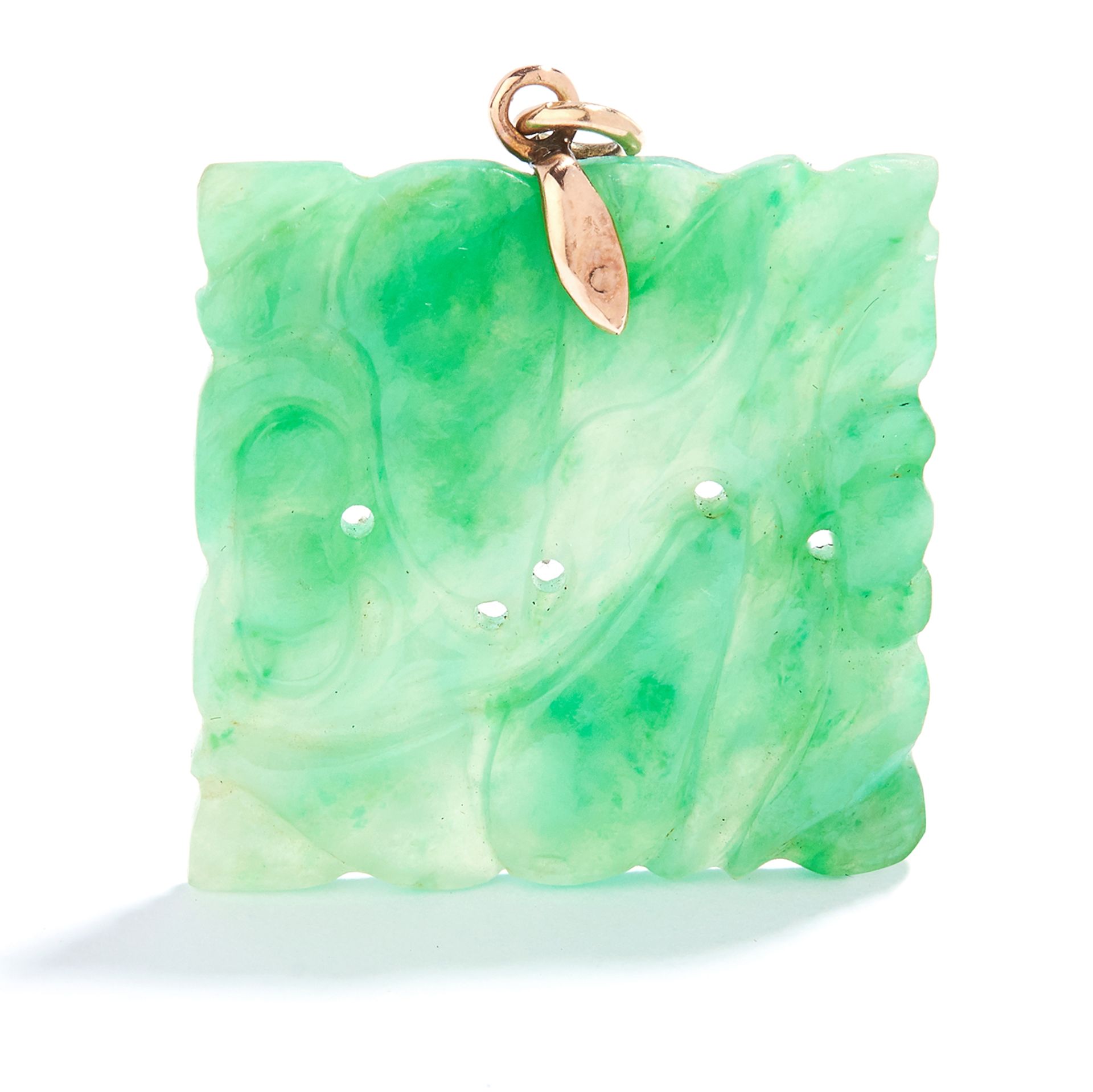 CHINESE JADEITE JADE PENDANT in yellow gold, the square carved piece of jade with gold bail, - Bild 2 aus 2