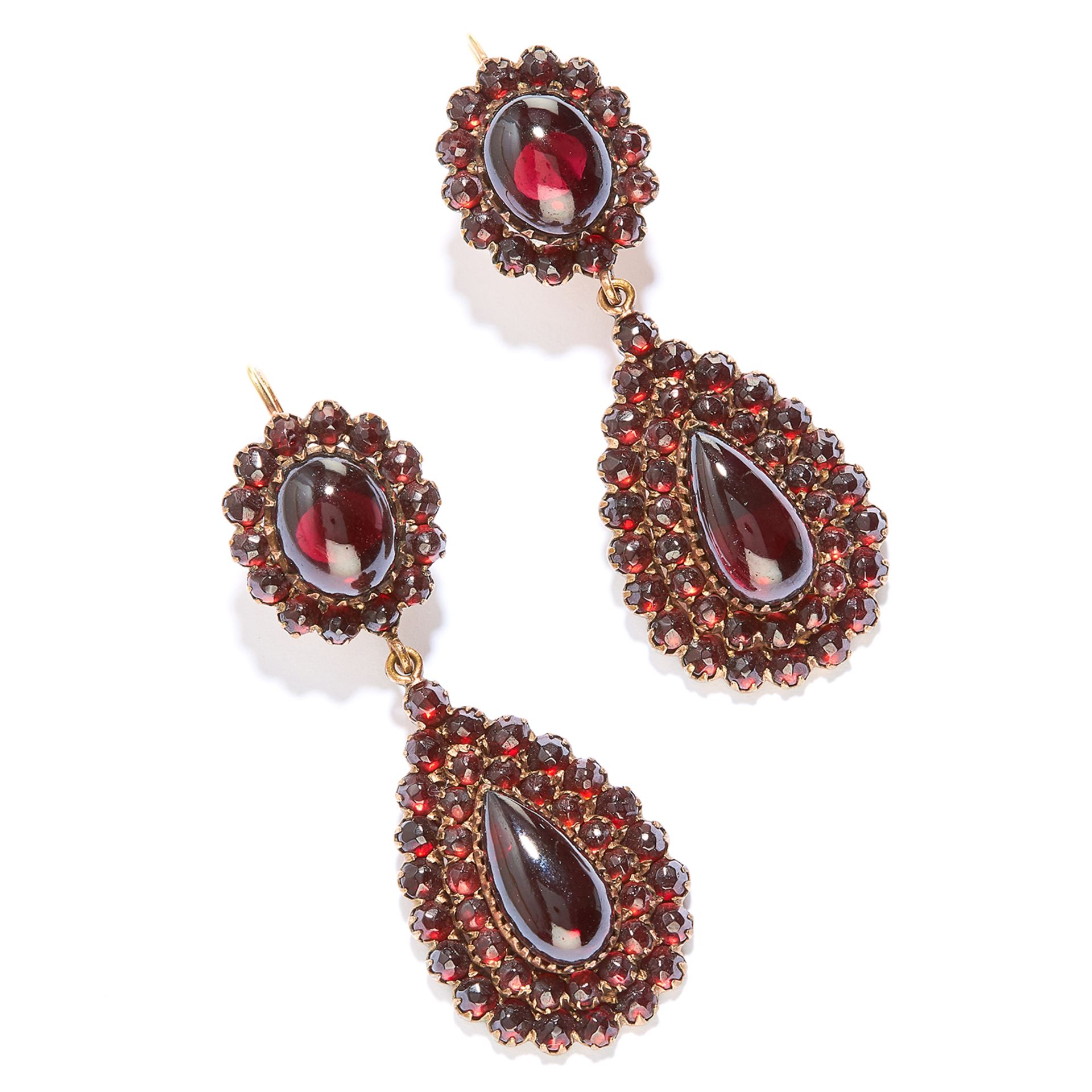 ANTIQUE GARNET NECKLACE AND EARRING SUITE in yellow gold, comprising of links of cabochon garnet - Bild 2 aus 2