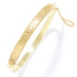 ANTIQUE DIAMOND BANGLE in yellow gold, set with a round cut diamond in gold filigree design, opening