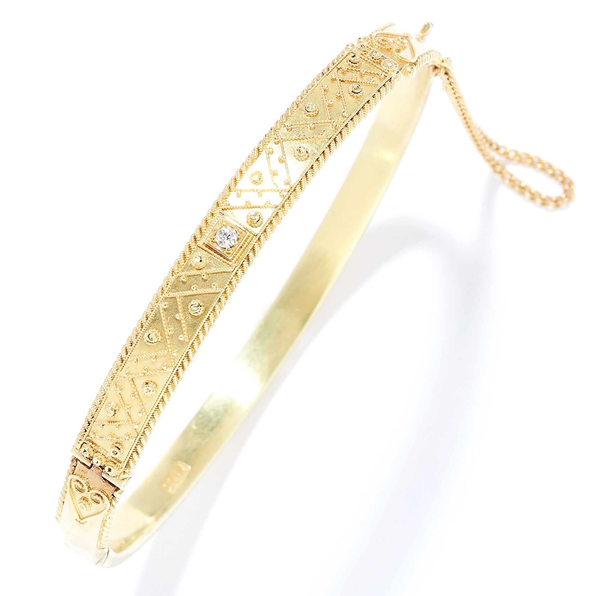 ANTIQUE DIAMOND BANGLE in yellow gold, set with a round cut diamond in gold filigree design, opening