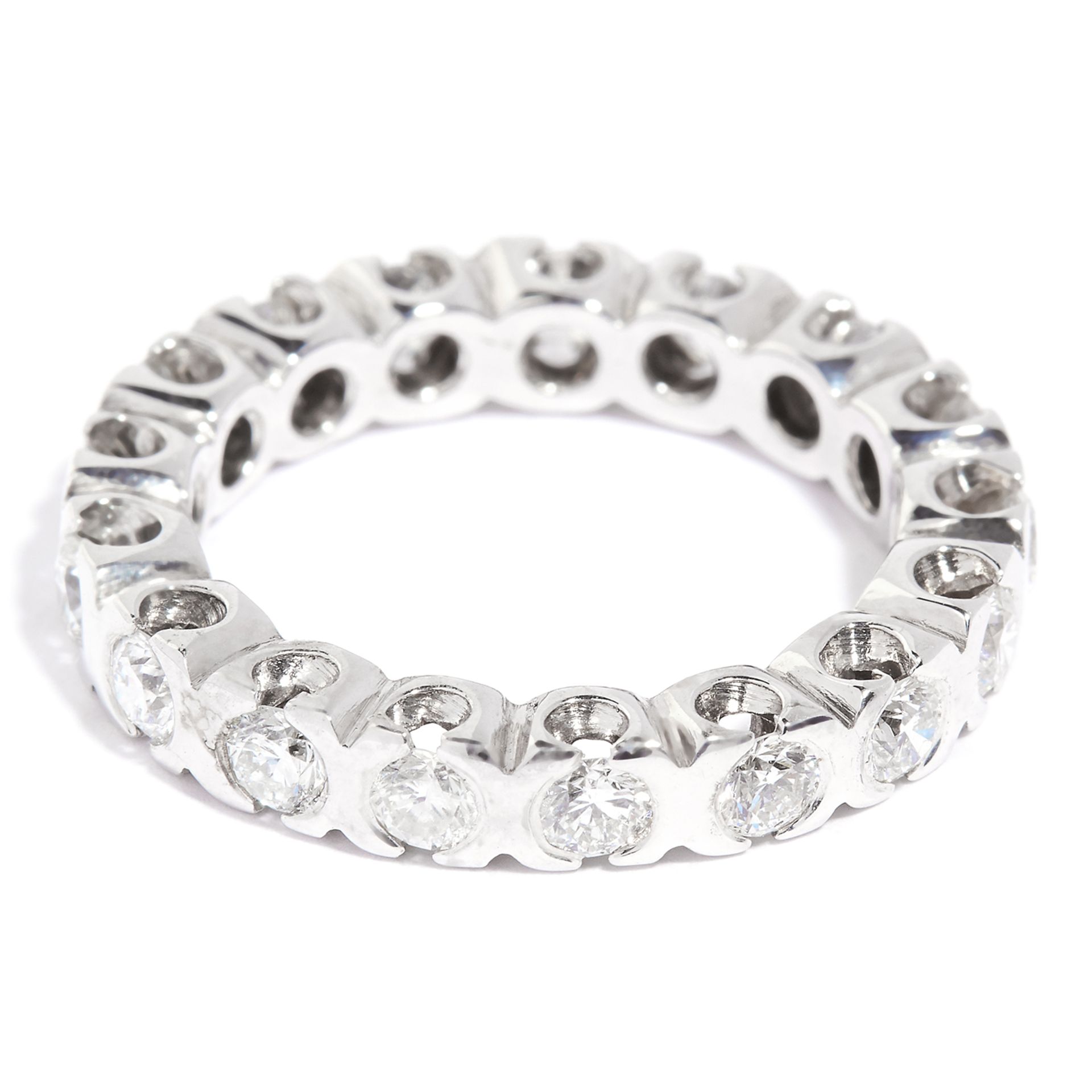 1.40 CARAT DIAMOND ETERNITY RING in 18ct white gold or platinum, set with round cut diamonds - Bild 2 aus 2