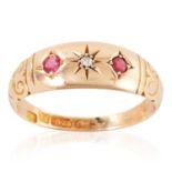 AN ANTIQUE RUBY AND DIAMOND RING in 15ct yellow gold, set with a round cut diamond and two round cut