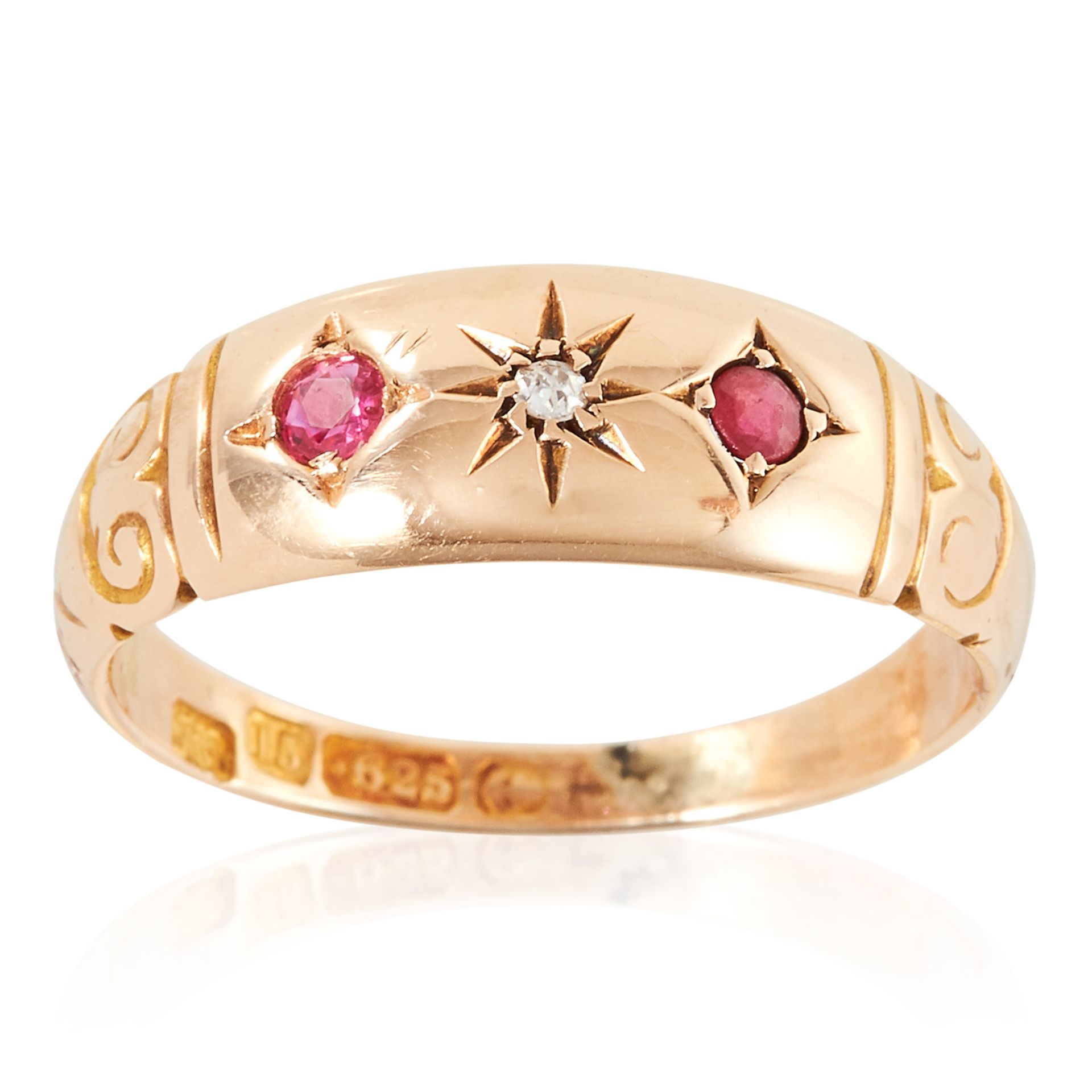 AN ANTIQUE RUBY AND DIAMOND RING in 15ct yellow gold, set with a round cut diamond and two round cut