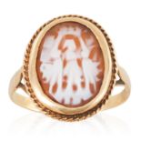 AN ANTIQUE CARVED CAMEO RING in yellow gold, set with a carved cameo depicting three figures,