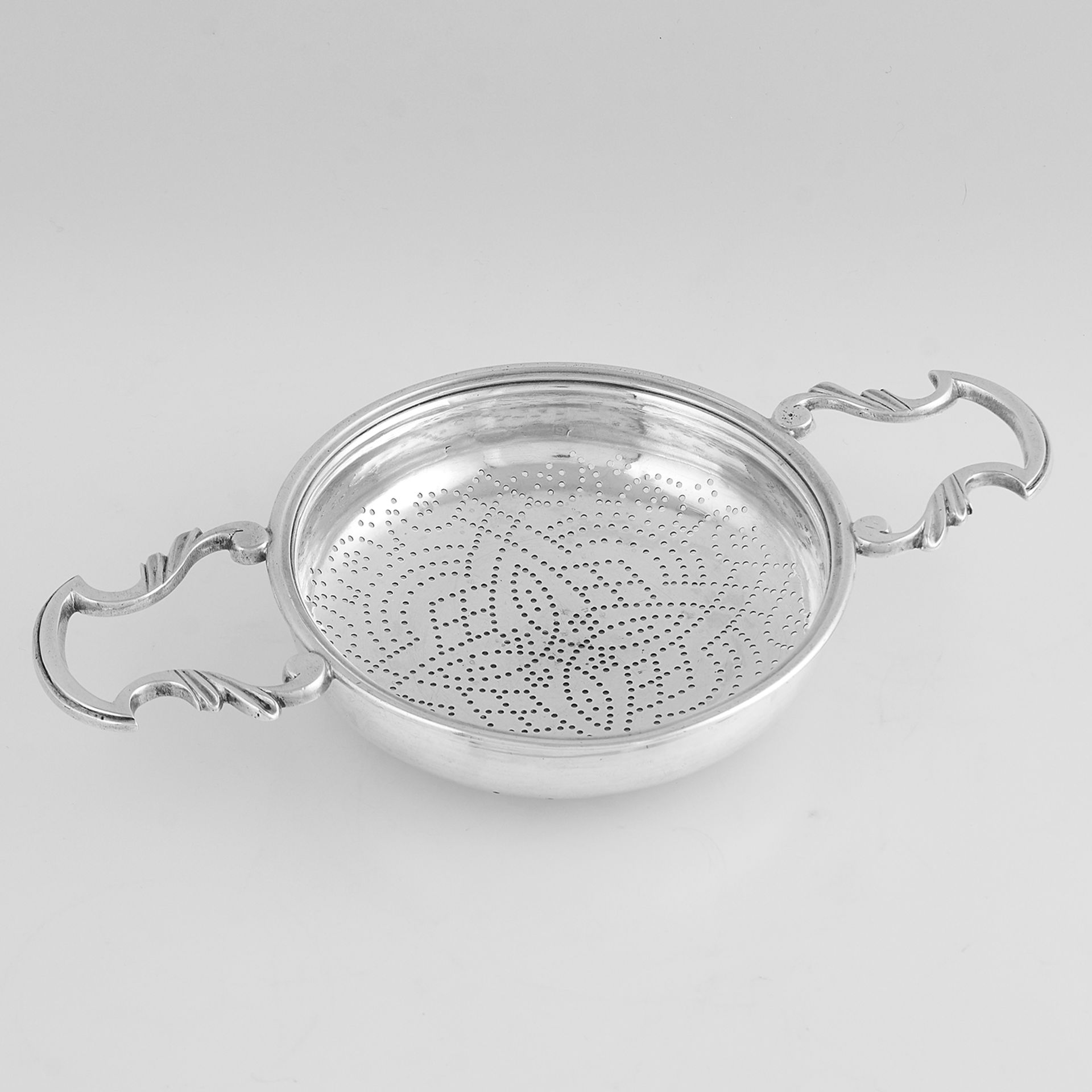 ANTIQUE GEORGE II STERLING SILVER LEMON STRAINER, WILLIAM BOND LONDON 1756 of circular form with