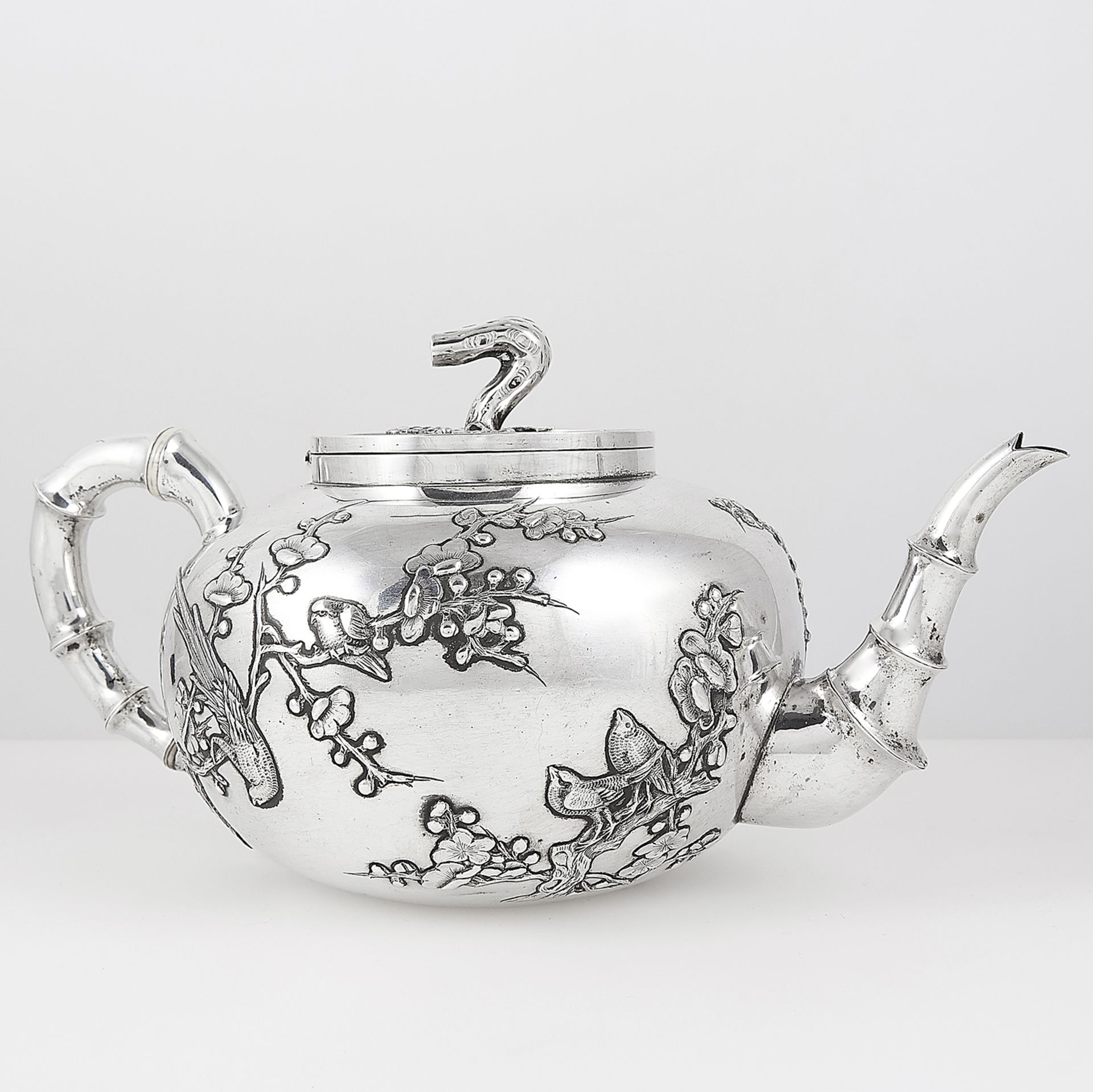 ANTIQUE CHINESE EXPORT SILVER TEAPOT AND SUGAR BOWL, HUNG CHONG CIRCA 1900 the rounded bodies with