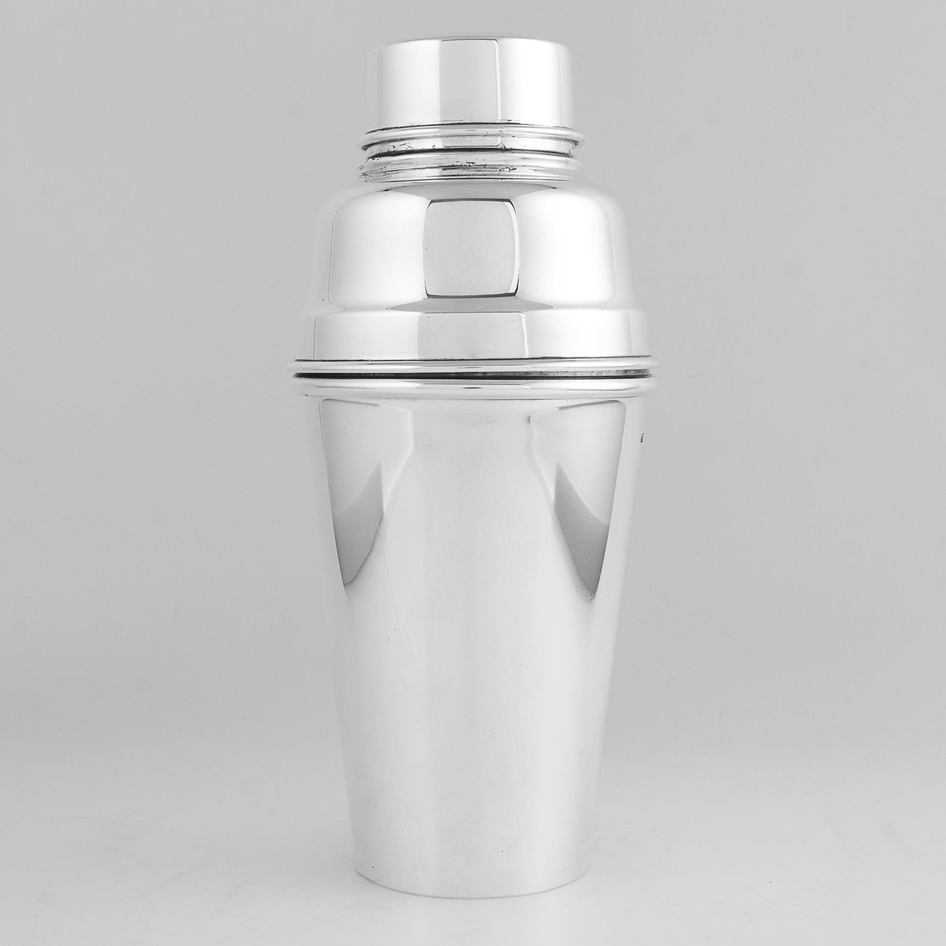 ANTIQUE GEORGE V STERLING SILVER COCKTAIL SHAKER, VINERS LTD LONDON 1934 the tapering body plain