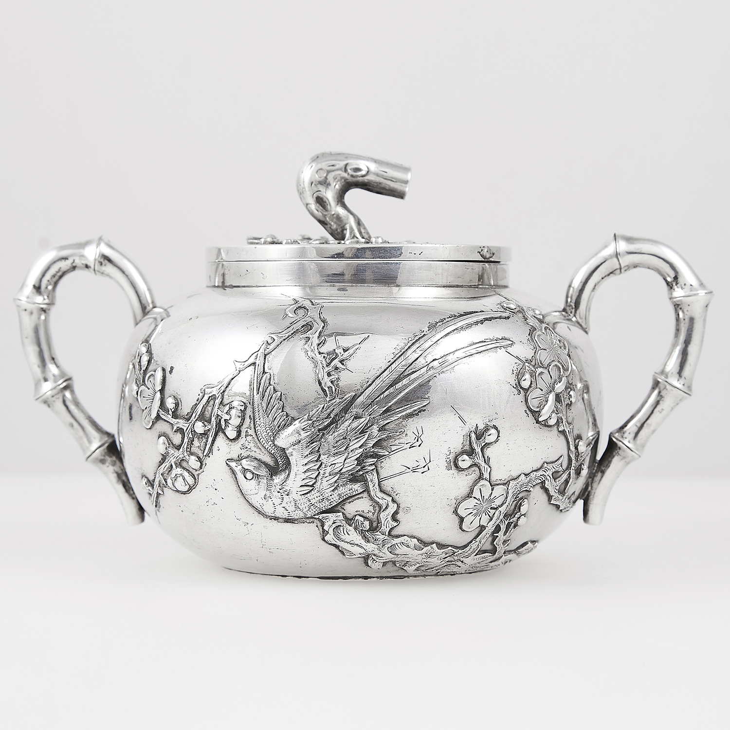 ANTIQUE CHINESE EXPORT SILVER TEAPOT AND SUGAR BOWL, HUNG CHONG CIRCA 1900 the rounded bodies with - Image 2 of 6